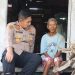 Kapolres Grobogan Ike Yulianto menyimak penjelasan dari Mbah Juminah. (Dok. Polres Grobogan/Harianmuria.com)