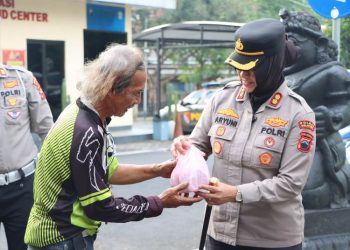 Kapolres Salatiga AKBP Aryuni Novitasari memberikan takjil kepada warga yang melintas di depan Mapolres. (Dok. Polres Salatiga/Harianmuria.com)