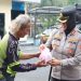 Kapolres Salatiga AKBP Aryuni Novitasari memberikan takjil kepada warga yang melintas di depan Mapolres. (Dok. Polres Salatiga/Harianmuria.com)