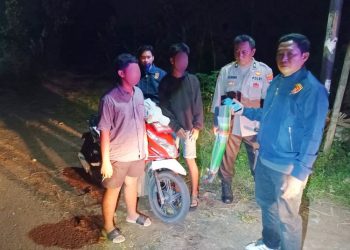 Anggota Polsek Tlogowungu mengamankan dua remaja yang hendak melakukan perang sarung. (Dok. Polsek Tlogowungu/Harianmuria.com)