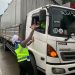 Anggota Polres Demak membagikan takjil kepada supir truk. (Burhan Aslam/Harianmuria.com)