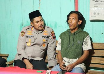 Kapolres Grobogan AKBP Ike Yulianto mengunjungi rumah korban Kusyanto. (Dok. Humas Polres Grobogan/Harianmuria.com)
