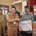 Wali Kota Salatiga Robby Hernawan menyerahkan bantuan insentif RT, RW dan LPMK. (Dok. Setda Salatiga/Harianmuria.com)