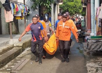 Tim penyelamat melakukan evakuasi korban setelah ditemukan dalam kondisi meninggal dunia. (Dok. BPBD Demak/Harianmuria.com)