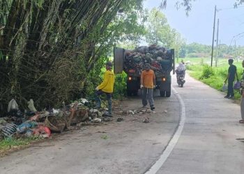 Petugas Dinas Lingkungan Hidup (DLH) Kabupaten Pati membersihkan sampah menumpuk di pinggir jalan. (Setyo Nugroho/Harianmuria.com)