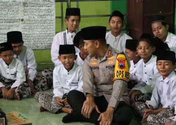Kapolres Demak AKBP Ari Cahya Nugraha berinteraksi dengan anak-anak panti asuhan. (Dok. Polres Demak/Harianmuria.com)