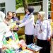 Wakil Wali Kota Salatiga Nina Agustin menyerahkan bantuan atensi kewirausahaan kepada penyandang disabilitas. (Dok. Setda Salatiga/Harianmuria.com)
