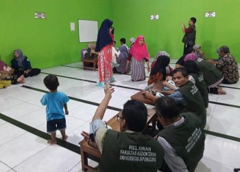 Warga Kampung Nelayan Tambakrejo menjalani pemeriksaan gratis oleh tim Relawan FK Undip. (Syahril Muadz/Harianmuria.com)