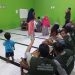Warga Kampung Nelayan Tambakrejo menjalani pemeriksaan gratis oleh tim Relawan FK Undip. (Syahril Muadz/Harianmuria.com)