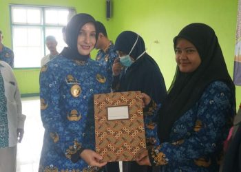 Wakil Wali Kota Pekalongan Balgis Diab secara simbolis menyerahkan THR kepada perwakilan tenaga Non-ASN dan guru honorer PAUD.  (Fahri Akbar/Harianmuria.com)