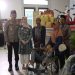 Kepolres Demak AKBP Ari Cahya Nugraha dan istri berfoto bersama dengan penyandang disabilitas. (Burhan Aslam/Harianmuria.com)