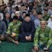 Syeikh Malik Abdul Sami’ Hamid dari Palestina (bergamis dan peci hitam) foto bersama jemaah Masjid Al Muqorrobien. (Istimewa/harianmuria.com)