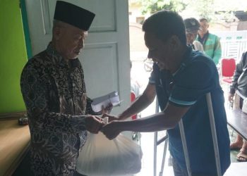 Penyandang disabilitas menerima bantuan zakat dari Baznas Kota Pekalongan.