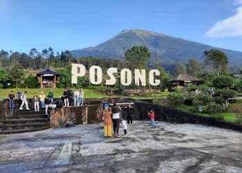 Wisatawan mengunjungi objek wisata Posong di Temanggung, Jawa Tengah. (Rizky S/Harianmuria.com)