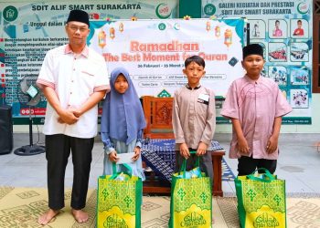 Perwakilan anak yatim mendapatkan santunan dari Yayasan Alif Smart Surakarta. (Istimewa/Harianmuria.com)