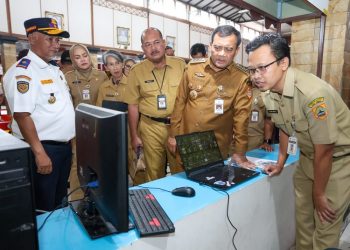 Gubernur Jawa Tengah Ahmad Luthfi meninjau Posko Terpadu Lebaran 2025 di kantor Dinas Perhubungan Jateng. (Dok. Pemprov Jateng/Harianmuria.com)