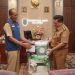 Wali Kota Salatiga Robby Hernawan (kanan) menyerahkan parsel yang ia terima dari seseorang ke Plt Inspektur Kota Salatiga Muthoin. (Dok. Setda Salatiga/Harianmuria.com)