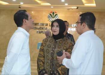 Wakil Wali Kota Pekalongan Balgis Diab (tengah) bersama Anggota Komisi VI DPR RI Rizal Bawazier dan Menteri LHK  Hanif Faisol Nurofiq. (Dok. Pemkot Pekalongan/Harianmuria.com)