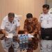 Wali Kota Salatiga Robby Hernawan menyaksikan Ketua KPU Yesaya Tiluata dan Ketua Bawaslu Djayusman Junus menandatangani berita acara penyerahan Silpa Hibah Pilkada. (Dok. Setda Salatiga/Harianmuria.com)