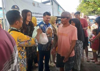 Warga Kecamatan Sragi antre menerima paket beras zakat dari Pemkab Pekalongan dan Baznas. (Fahri Akbar/Harianmuria.com)