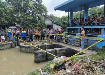 Proses evakuasi mayat yang ditemukan di Sungai Jratun, Desa Wegil, Sukolilo, Pati. (Dok. Polsek Sukolilo/Harianmuria.com)