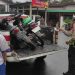 Petugas Satlantas Polres Salatiga mengamankan dua motor yang terlibat kecelakaan di Jalan Osamaliki. (Dok. Polres Salatiga/Harianmuria.com)