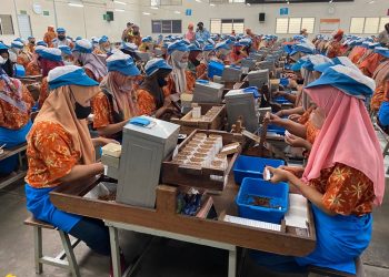Buruh rokok PT Djarum yang akan menerima tunjangan hari raya. (Nisa HS/Harianmuria.com)