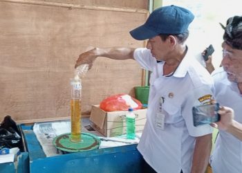 Tim Disdagperin Kabupaten Pati mengecek volume Minyakita di Pasar Rogowangsan. (Setyo Nugroho/Harianmuria.com)
