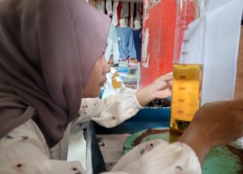 Tim Disdagperin Pati mengecek volume MinyaKita di Pasar Rogowangsan, Rabu (12/3/2025). (Setyo Nugroho/Harianmuria.com)