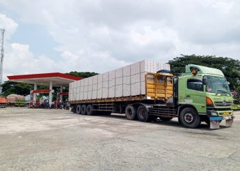 Kendaraan besar parkir setelah mengisi BBM di salah satu SPBU di Jalan Pantura Pati. (Setyo Nugroho/Harianmuria.com)