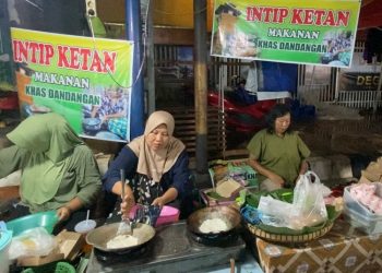 Salah satu penjual intip ketan berdagang selama tradisi Dandangan berlangsung di Kudus. (Fahtur Rohman/Harianmuria.com)