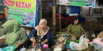 Salah satu penjual intip ketan berdagang selama tradisi Dandangan berlangsung di Kudus. (Fahtur Rohman/Harianmuria.com)