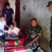 Penyerahan bantuan kepada Solikhin (66), lansia yang menderita stroke. (Dok. Kodim Jepara/Harianmuria.com)