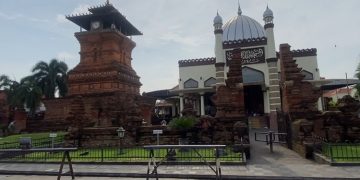Bangunan Masjid Al-Aqsha atau yang lebih dikenal sebagai Masjid Menara Kudus. (Fahtur Rohman/Harianmuria.com)