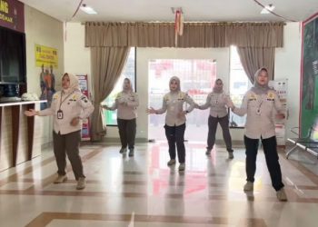 Pegawai Satpol PP Demak melakukan kegiatan senam peregangan. (Burhan Aslam/Harianmuria.com)