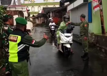 Satlinmas Desa Bergas Kidul membagikan sayur gratis pada warga yang melintas. (Hesty Imaniar/Harianmuria.com)