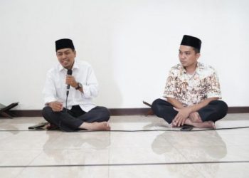 Anggota Komisi D DPRD Kabupaten Pati Sutrisno (kiri) dalam acara Kultum Ramadan. (Febriyanto/Harianmuria.com)