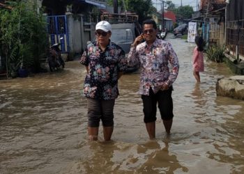 Camat Juwana Sunaryo (kanan) meninjau desa yang terendam banjir akibat luapan Sungai Silugonggo. (Nailin RA/Harianmuria.com)