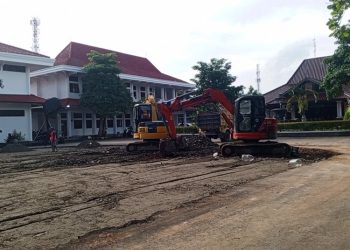 Pembangunan lahan parkir di atas tanah bekas taman di Pendapa Kabupaten Pati. (Setyo Nugroho/Harianmuria.com)