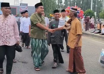 Bupati Blora Arief Rohman menyalami warga saat menuju Masjid Agung Baitunnur untuk melaksanakaan Salat Idulfitri. (Instagram/Harianmuria.com)