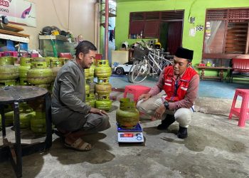 Petugas Pertamina melakukan pengecekan di salah satu pangkalan elpiji di Kudus beberapa waktu lalu. (Nisa HS/Harianmuria.com)