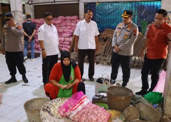 Kapolres bersama tim Satgas Pangan Kudus mengecek harga bahan pokok di Pasar Bitingan. (Nisa HS/Harianmuria.com)