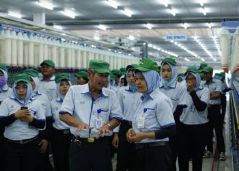 Para pegawai PT Sari Warna Asli Kudus. (Instagram/Harianmuria.com)