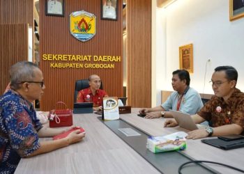 Sekda Grobogan Anang Armunanto memimpin rapat koordinasi membahas program Sekolah Rakyat. (Dok. Setda Grobogan/Harianmuria.com)