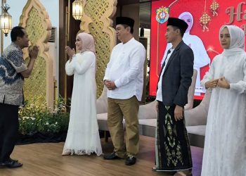 Bupati Kendal Dyah Kartika Permanasari didampingi suami dan Wakil Bupati Benny Karnadi didampingi istri menerima tamu dalam Open House Idulfitri. (Arvian Maulana/Harianmuria.com)