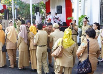 Ratusan ASN antre untuk halalbihalal dengan Wali Kota Salatiga Robby Hernawan dan Wakil Wali Kota Nina Agustin. (Dok. Setda Salatiga/Harianmuria.com)