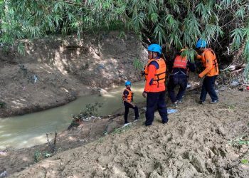 Tim TRC BPBD Pati melakukan pencarian lansia yang hilang terseret arus banjir di Kayen, Pati. (Dok. BPBD Pati/Harianmuria.com)