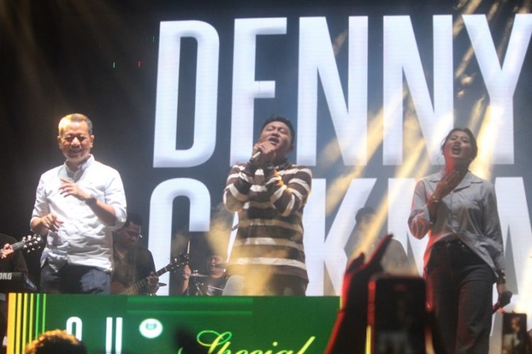 Bikin Pecah! Denny Caknan Goyang Ribuan Penonton Konser di Alun-Alun Kudus - Harianmuria Bupati Kudus Sam'ani Intakoris dan Wakil Bupati Bellinda Birton naik ke panggung untuk ikut bernyanyi bersama Denny Caknan. (Fahtur Rohman/Harianmuria.com)