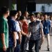 Gubernur Jateng Ahmad Luthfi menyalami para ASN dalam kegiatan Apel Pagi dan Halalbihalal di halaman Kantor Gubernur. (Dok. Humas Pemprov Jateng/Harianmuria.com)