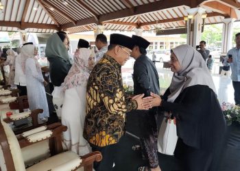 Bupati Pati Sudewo beserta istri menerima warga masyarakat dalam Open House Idulfitri di Pendapa Kabupaten Pati. (Setyo Nugroho/Harianmuria.com)